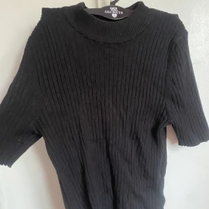 Tshirt - Halv polo krage tshirt från gina tricot. Stretchig i materialet