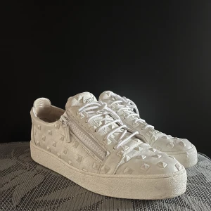 Giuseppe zanotti  - Säljer ett par riktigt feta giuseppe zanotti skor i stl 45 IT. Använda ett par gånger och skulle säga att cond är 8/10 Nypris 5700, säljer dem för 999kr