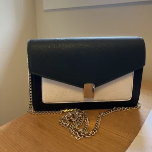 väska - säljer nu denna då den inte kommer till användning. inga skavanker på den!💕