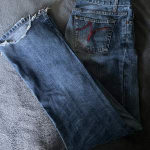 Girls casual wear jeans med coola bakfickor (vintage) säljer då de inte passar längre men sitter bra i längden på mig som är 167 (som man se är det hål under bakfickorna men det syns knappt) hör av dig vid fler frågor💗 KÖP DIREKT FÖR 300