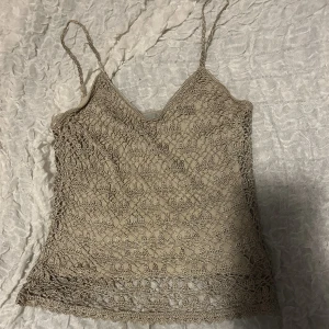 Linne - Jättefint linne, verkar vara virkat med inbyggt tyg under. Står storlek M men Skulle säga storlek xs/s