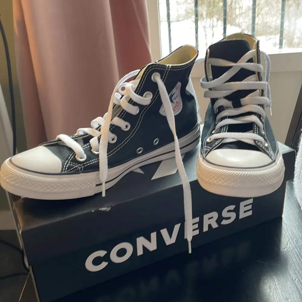 Ett par helt nya Converse som inte kommer till användning! Storlek 39. Lådan finns kvar! Skriv gärna innan du trycker köp nu :) Kontakta mig om du har fler frågor!. Skor.