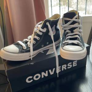 Ett par helt nya Converse som inte kommer till användning! Storlek 39. Lådan finns kvar! Skriv gärna innan du trycker köp nu :) Kontakta mig om du har fler frågor!