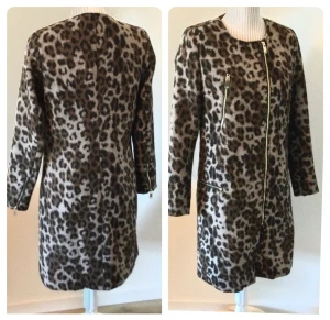 Kappa i ullblandning , Som ny Stl 34  - Knappt använd, superfint skick  Snygg mjuk och varm kappa 39% ull  Ellos Stl 34 bra i storleken 