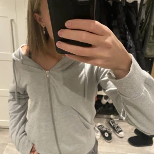 Grå ziphoodie  - En grå tunnare fin ziphoodie!