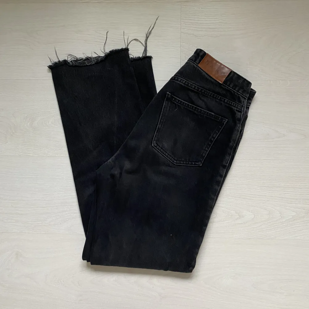 Säljer ett par fina svarta högmidjade jeans ifrån NA-KD i storlek 36!!🖤🖤. Jeans & Byxor.