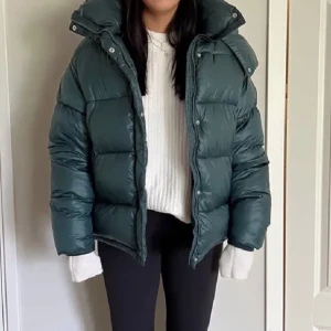 Glansig jacka Guess - Perfekt jacka till höst eller vinter! Den är i storlek M men passar även mig som är storlek S. Nyskick, endast använd fåtal gånger. Bara att skriva om du har frågor eller vill ha fler bilder☺️ Lånade bilder!