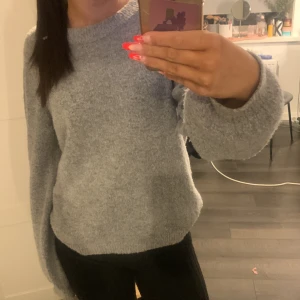 Grå stickad - Grå stickad, inga defekter och inte överanvänd   Skön o inte alls stickig Nypris 500 Kan diskutera pris💞 köparen står alltid för frakt🙏