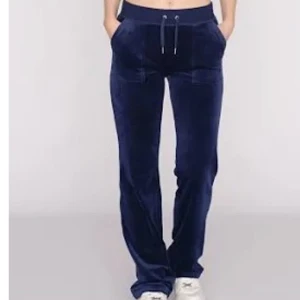 Juicy byxor mörk blå - Säljer för att de inte kommer till användning mer, en utav snörenas juicy logo är borta men inget man märker. Annars är det inga defekter och precis som nya, kom med prisförslag💕🤍