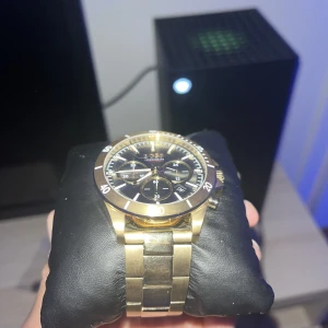 Hugo Boss klocka - En helt ny hugo boss klocka som är knappt använd med garanti säljs.
