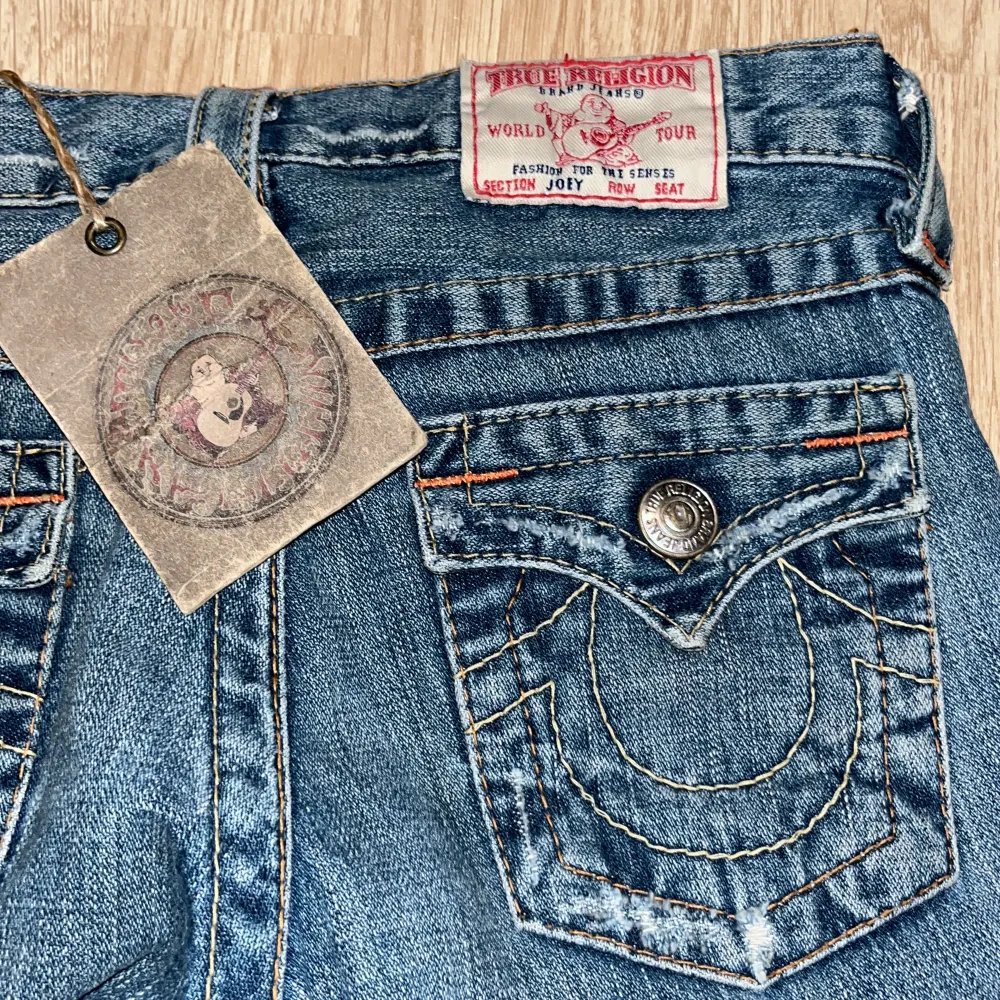 Jättesnygga jeans som tyvärr var för små! Passar någon lite kortare, storlek 12 years / 150, har kvar lappen och aldrig använda! Skriv för frågar och använd gärna köp nu ❤️. Jeans & Byxor.