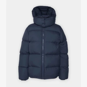 Peak jacka - jättefin och varm peak jacka, storlek m. Perfekt nu till vintern då den är så puffig och varm. Modell: rivel. Nypris: 3500kr. Nyskick. Pris kan diskuteras vid snabb affär