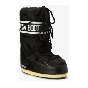 Moon Boots - Säljer mina moon boots från Miinto i bra skick, använda ett fåtal gånger 💕 Strolek är 35-38. Säljer för 1000kr då nypriset är runt 2000kr. 