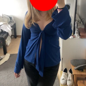 Maddy blouse design by si  - Säljer min Maddy blouse från design by si säljer den för 200kr för jag har fått sy den lite på armen men de syns inte och man tänker inte på de ordinarie pris: 393kr