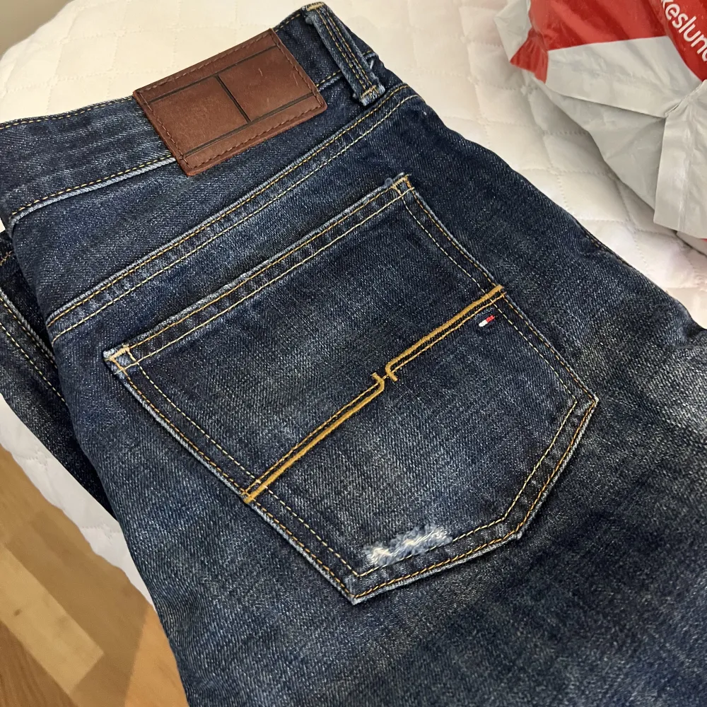 fina raka jeans från Tommy Hilfiger! Storlek passar alla mellan m-L eftersom det är min storlek. Jättelånga jeans (är 175 cm). Märkesjeans så jag säljer för 280 kr. Lågmidjade! Hör av er vid frågor:) . Jeans & Byxor.