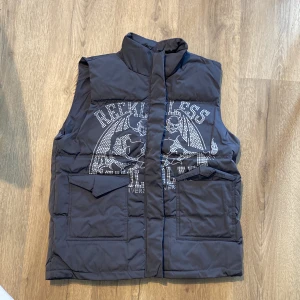 Reckless Scholars Onyx Puffer Vest - Reckless Scholars Onyx Puffer Vest - Helt ny, endast testad på.  Skicka prisförslag eller frågor!