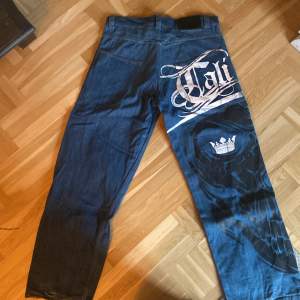 Baggy blå jeans med coolt tryck, W34, knappt använda 🤗