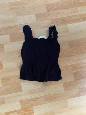 Volang topp  - Säljer denna volang toppen från h&m. Köparen står för frakten  ❤️