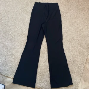 Yoga pants  - Säljer min yoga pants från Old Navy som jag köpte i USA, endast provade 💗 Priset går att diskutera, säljer pga för korta i benen på mig 