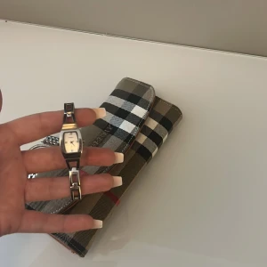 Klocka - Populär nu med lite mindre klockor. Denna är från fossil. Ny pris är runt 1000-1500kr den har inget batteri. Länge sedan den användes.