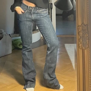 Brandy Melville bootcut jeans - Köpte på vinted. Jättebra skick och väldigt långa. Bilderna är lånade av hon jag köpte dem av, men hon är 160 cm. One size men passar 34-36