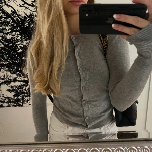 Grå tröja från Zara i storlek S - Grå långärmad tröja med knappar, använd ett fåtal gånger💕 säljs då den inte längre används.