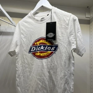 T-shirt från dickies  - En vanlig t-shirt med tryck från dickies. Oanvänd. Storlek S💓