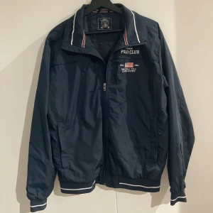 Vindjacka sommarjacka - Tunnare jacka i strl. L herr.  Väldigt fint skick, sparsamt använd. 