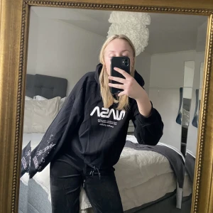 Svart hoodie  - En svart lite kortare hoodie från H&M med tryck. Storlek S. 