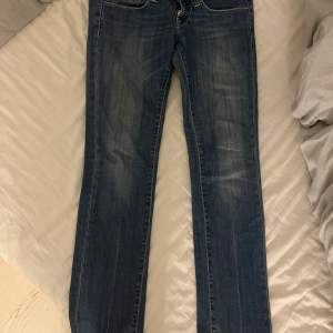 Lågmidjade jeans med rosa sömmar från Grekland. Vet inte vad märket heter men köpte för 600kr. Jag säljer de eftersom de är försmå. Jag är ca 167 och dom är på gränsen för, för korta! Väldigt bra skick. Har du någon fråga är det bara att hör av dig😊 