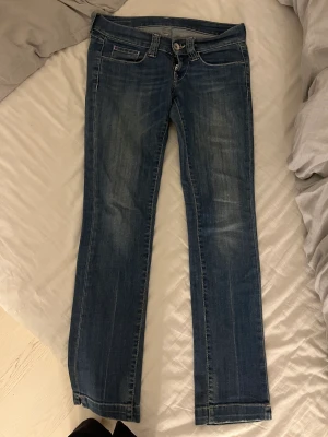Lågmidjade jeans från Grekland - Lågmidjade jeans med rosa sömmar från Grekland. Vet inte vad märket heter men köpte för 600kr. Jag säljer de eftersom de är försmå. Jag är ca 167 och dom är på gränsen för, för korta! Väldigt bra skick. Har du någon fråga är det bara att hör av dig😊 