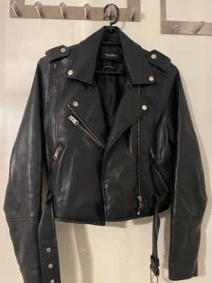 Pull and bear skinnjacka  - Säljer min älskade skinnjacka pågrund av att den ej används inget fel på den köpt för 450kr mitt pris 300kr den är ganska kort men varm och skön (pris kan diskuteras vid snabb affär) köparen står för frakten 