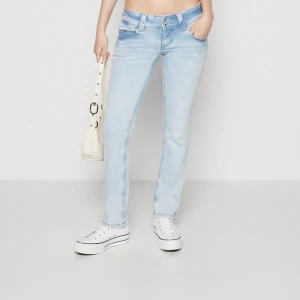 Pepe jeans-venus-ljusblå - Low waist pepe jeans i storlek W27 L32. I princip i ny skick. Endast använda ett fåtal gånger.  Köpta för 1000kr och säljer för 500kr!