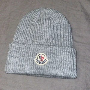 Moncler mössa grå - En grå Moncler mössa kom privat för mer information 