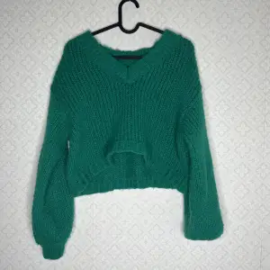 Säljer denna fina gröna stickade tröjan från vero moda💕 den kommer inte till användning längre och därför säljer jag den💕 skriv gärna om ni har några frågor 💕 