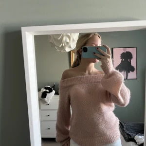 Rosa offshoulder topp - En jätte snygg rosa offshoulder tröja med lite glitter i! Så snygg och i jätte bra skick!💞