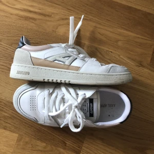 Axel Arigato skor - Skor från Axel Arigato i storlek 38. Använt fåtal gånger. Nypris 2900kr