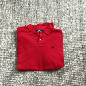Ralph lauren piké  - Tja Säljer en stilren Ralph lauren piké, skick 9/10 kom privat för fler bilder eller frågor. MVH Simon 