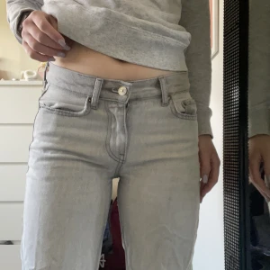Grå lågmidjade/midwaist jeans från Gina Tricot - Grå lågmidjade/midwaist raka jeans från Gina Tricot✨Säljer pga används inte. Jag är 167cm🥰Använd gärna köp nu😊
