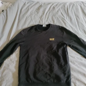 Ea7 tröja  - Hej! Säljer min ea7 tröja som jag köpte i sommras den är i nyskick. Inget synligt på att den är använd.