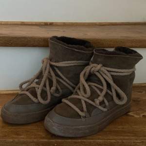 Bruna (Taupe) inuikii skor i storlek 38, använda ett par gånger. Kommer ej till användning längre. Köpta från Nelly för 2717kr och säljer för 1600kr. Kan mötas upp i Stockholm 