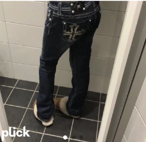Miss me jeans  - Fina miss me jeans som jag säljer igen för att hon som köpte returnerade dom. Obs gör ej returer längre. Köpte för 1000 på plick. Säljer för 800 kr. Innerbenslängd är 84 cm och midjemåttet är 38 rakt över