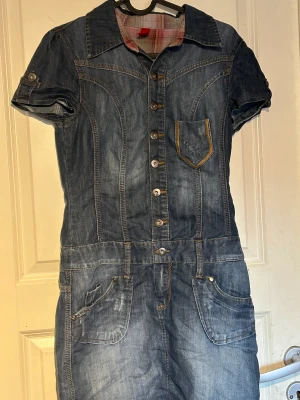 Jeansklänning - Blå jeansklänning med fickor både på framsidan och på baksidan. Inte så mycket använd och det är väldigt fint skick!❤️