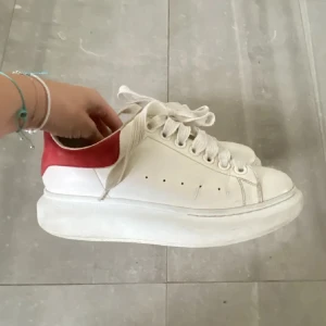 Alexander McQueen  - Super snygga skor från Alexander McQueen som köptes här på plick men tyvärr var lite stora på mig… Bilderna är från förra ägaren (de köptes nyligen)!!! 