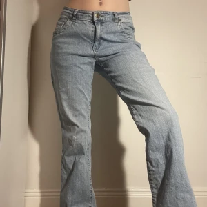 Baggy/raka jeans - Ljusblå raka jeans, lite utsvängda nertill. Lite stora på mig som brukar ha s-m, har sytt in ett snöre som går att dra åt i midjan. Midjemått: 39 cm tvärs över. Innerbenslängd 75 cm. Lite slitna längst ner annars fint skick. Kan mötas nära Mariatorget. 