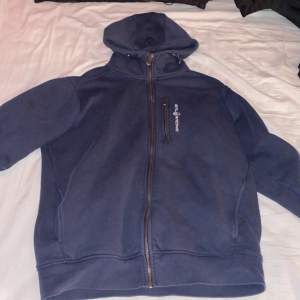 Tja, säljer en sailracing zip hoodie då den var för stor. Tröjan är ändast testad så 10/10 i skick. 