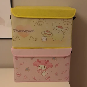 Sanrio Ihopvikbara Lådor Förvaringslåda - My Melody och PomPomPurin Ihopvikbara lådor med handtag + lock. 150kr för en, 250kr för båda. 💕 Cirka 40 x 30 cm. Köpt från kawaii.se för ca 2 år sedan men de säljs inte längre, i mycket bra skick!