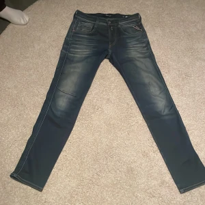 Replay jeans - Säljer pga för liten storlek. Replay jeans för killar i storlek 27/30. Utan större slitningar. 