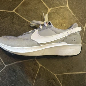 Nike skor - Nike skor, bra skick bara använda några gånger, sköna att springa och gå i.