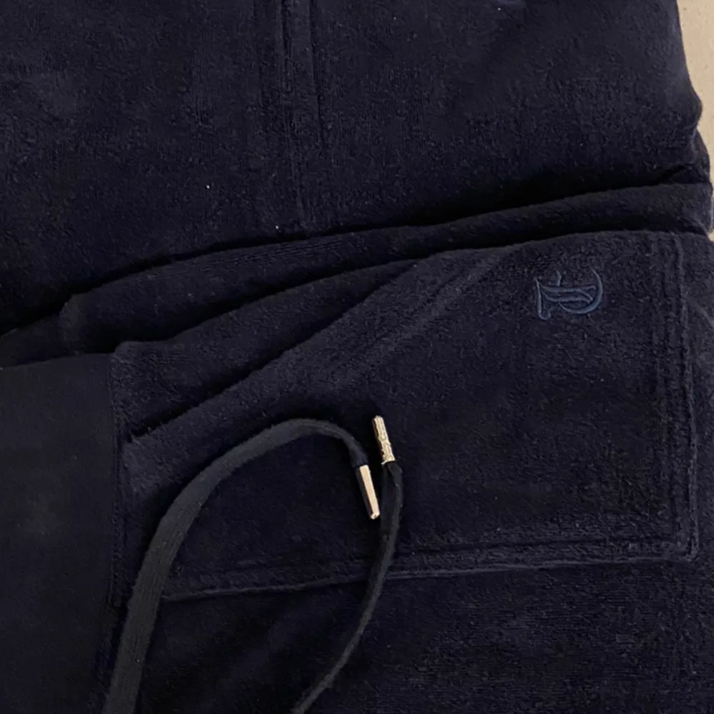 Ett mörkblått äkta oanvända juicy couture set, beställde dom för 2000kr fast dom var för stora.. Jeans & Byxor.
